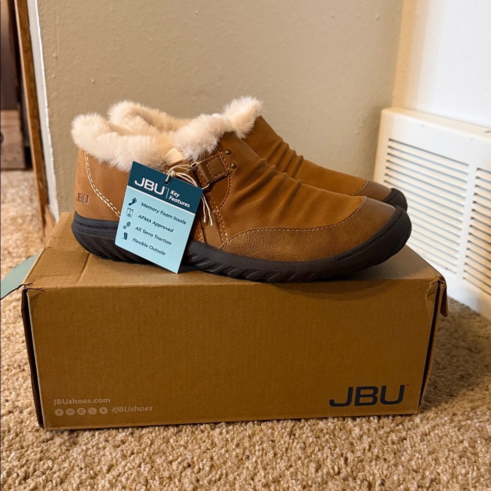 JBU Tan and Brown Fur-Lined Shoes size 6.5